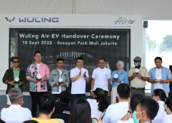 Wuling Gelar Seremonial Penyerahan Wuling Air Ev ke 100 Konsumen
